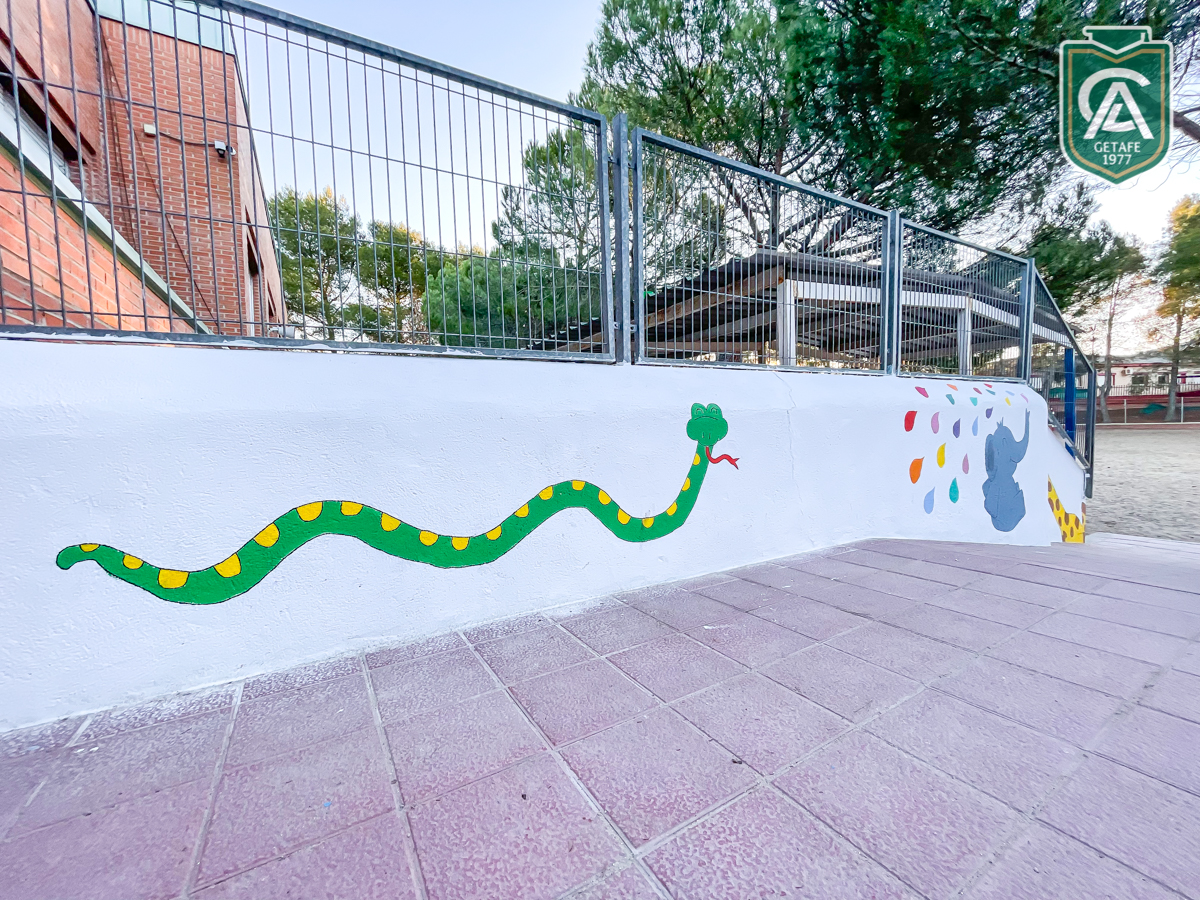 Columpios nuevos y decoración en el patio de Infantil del Colegio Los Ángeles