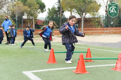 Alumnos de Infantil del Colegio Los Ángeles realizando las Olimpiadas de ADESO