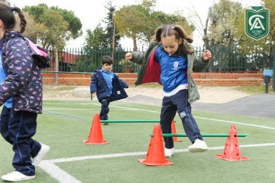 Alumnos de Infantil del Colegio Los Ángeles realizando las Olimpiadas de ADESO