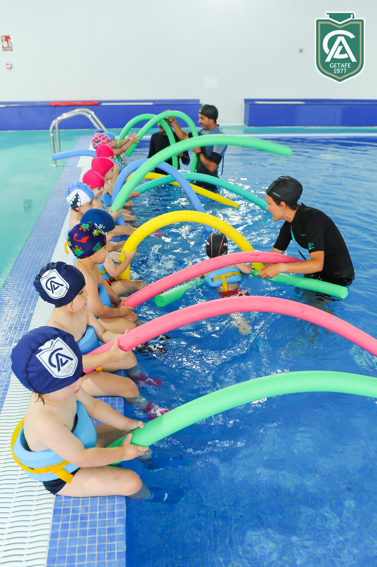 Clases de natación en la piscina del Colegio Los Ángeles de Getafe