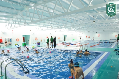 Clases de natación en la piscina del Colegio Los Ángeles de Getafe